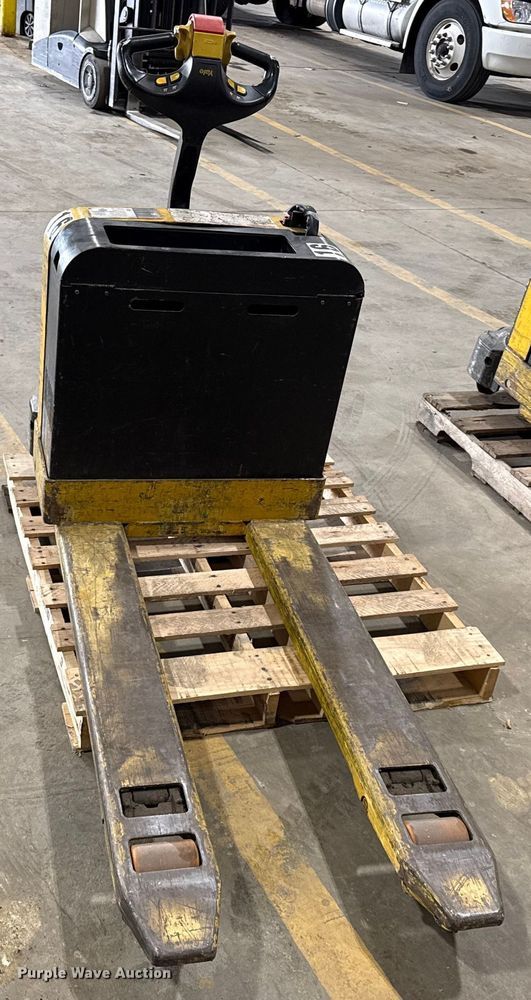 image for item DZ4333 (6) Yale MPB040-EN24T2748 pallet jacks