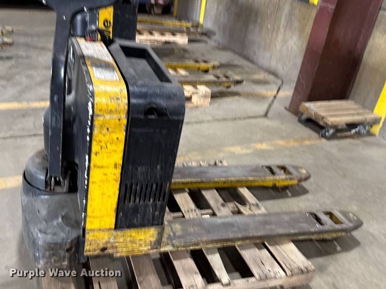 image for item DZ4333 (6) Yale MPB040-EN24T2748 pallet jacks