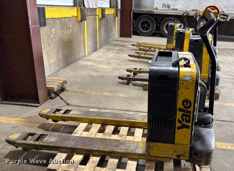 image for item DZ4333 (6) Yale MPB040-EN24T2748 pallet jacks