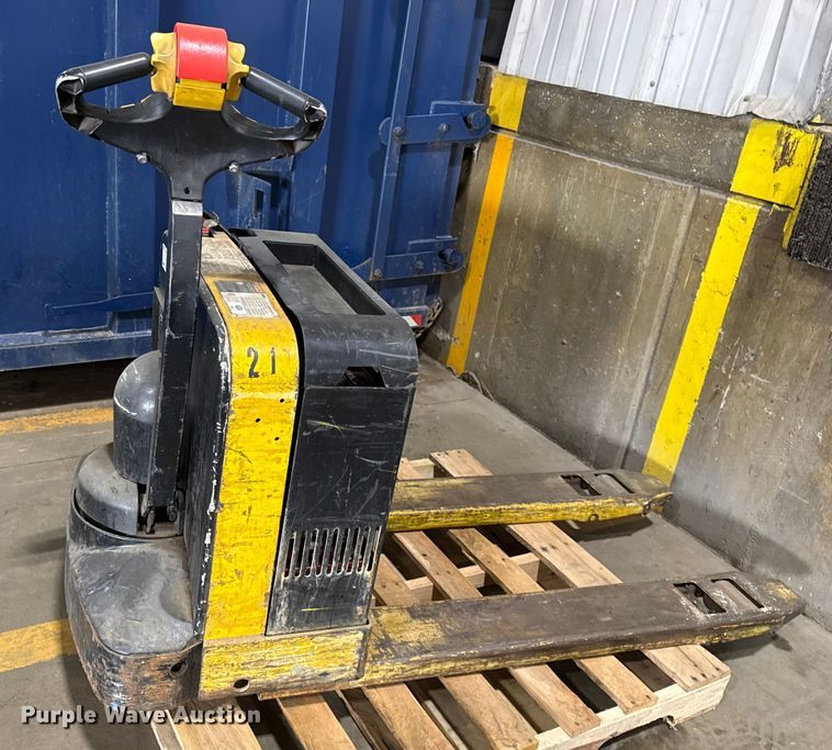 image for item DZ4333 (6) Yale MPB040-EN24T2748 pallet jacks