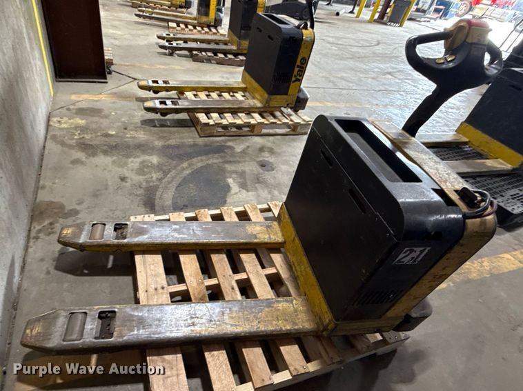 image for item DZ4333 (6) Yale MPB040-EN24T2748 pallet jacks