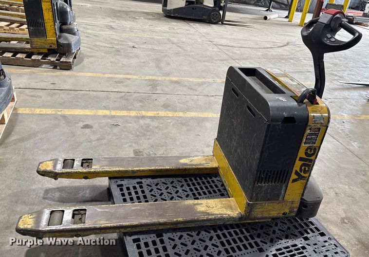 image for item DZ4333 (6) Yale MPB040-EN24T2748 pallet jacks