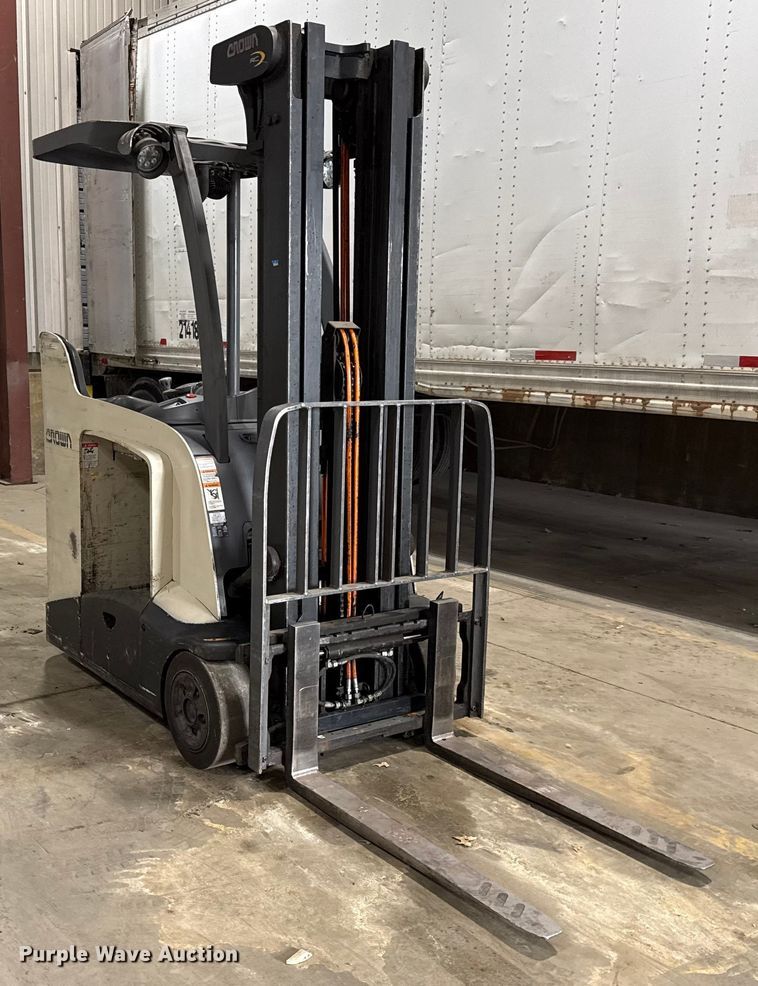 image for item DZ4334 Crown RC5545-40 forklift
