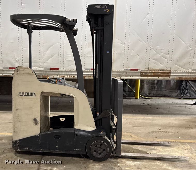 image for item DZ4334 Crown RC5545-40 forklift