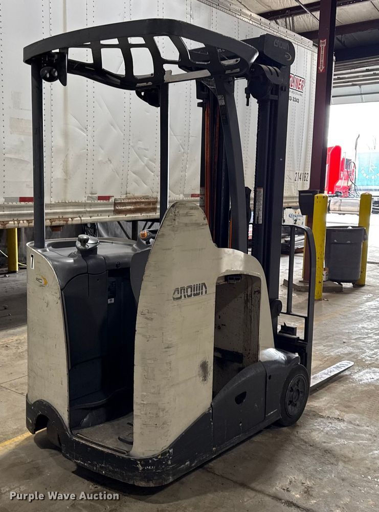 image for item DZ4334 Crown RC5545-40 forklift
