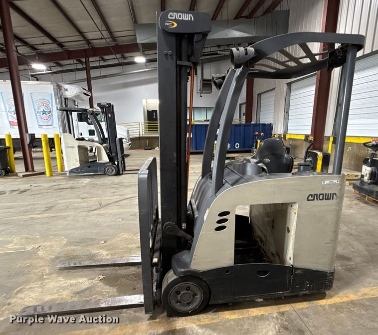image for item DZ4334 Crown RC5545-40 forklift