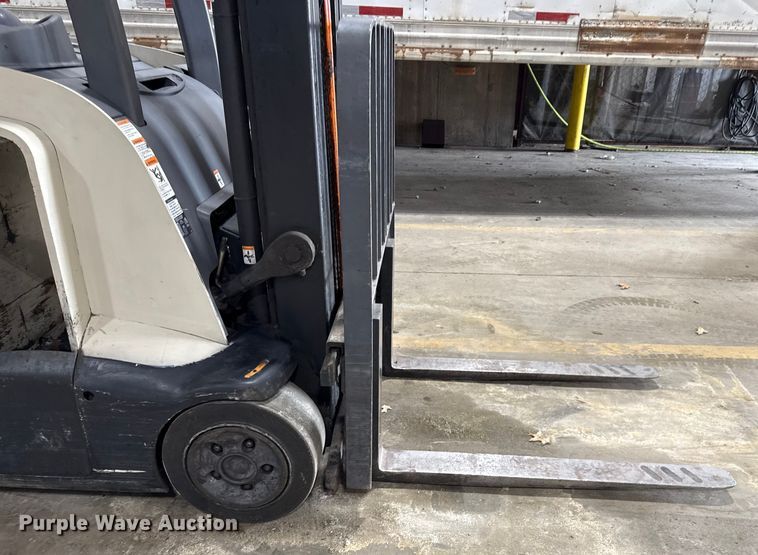 image for item DZ4334 Crown RC5545-40 forklift