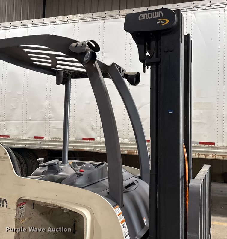 image for item DZ4334 Crown RC5545-40 forklift