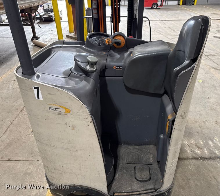 image for item DZ4334 Crown RC5545-40 forklift
