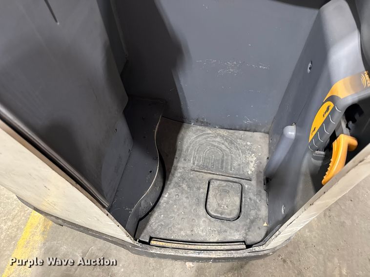 image for item DZ4334 Crown RC5545-40 forklift