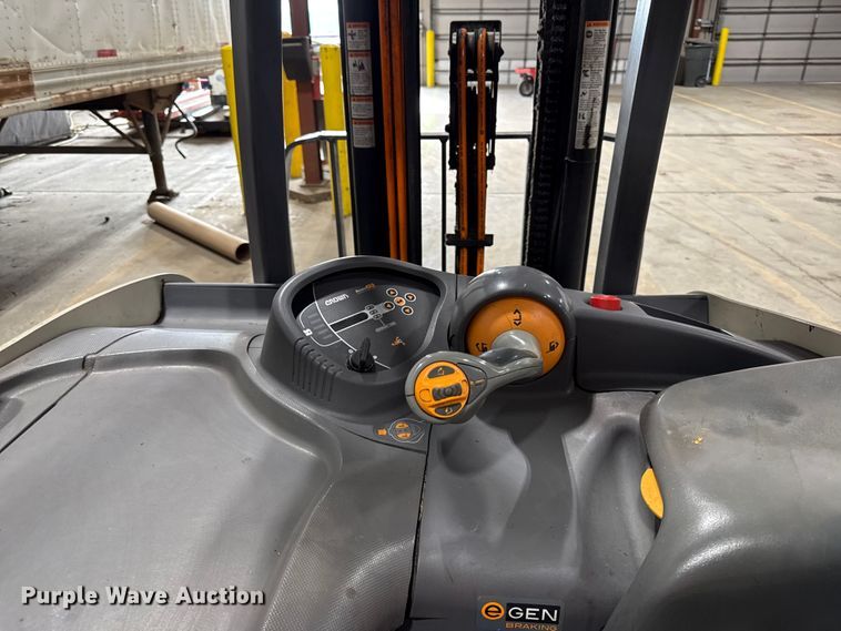 image for item DZ4334 Crown RC5545-40 forklift