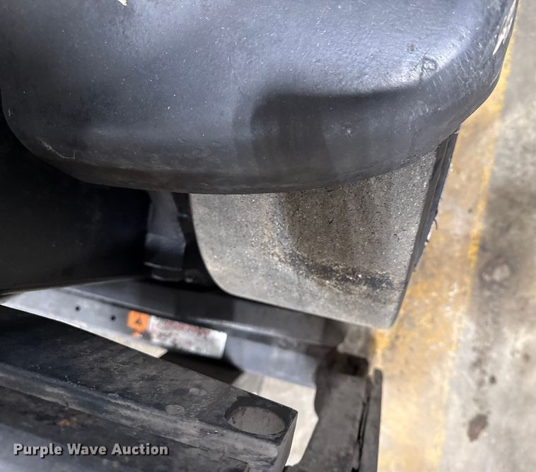 image for item DZ4334 Crown RC5545-40 forklift