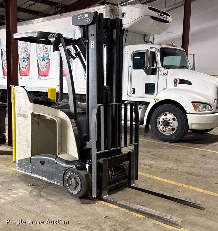 image for item DZ4335 Crown RC5545-40 forklift