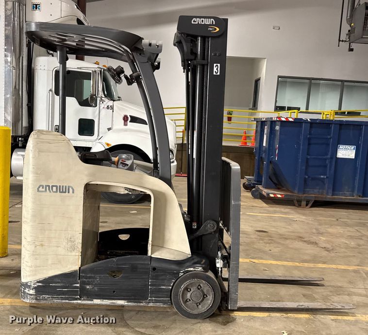 image for item DZ4335 Crown RC5545-40 forklift