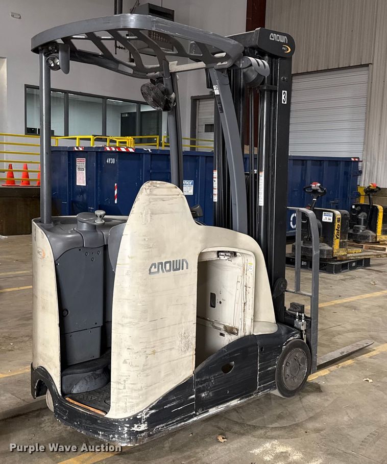 image for item DZ4335 Crown RC5545-40 forklift