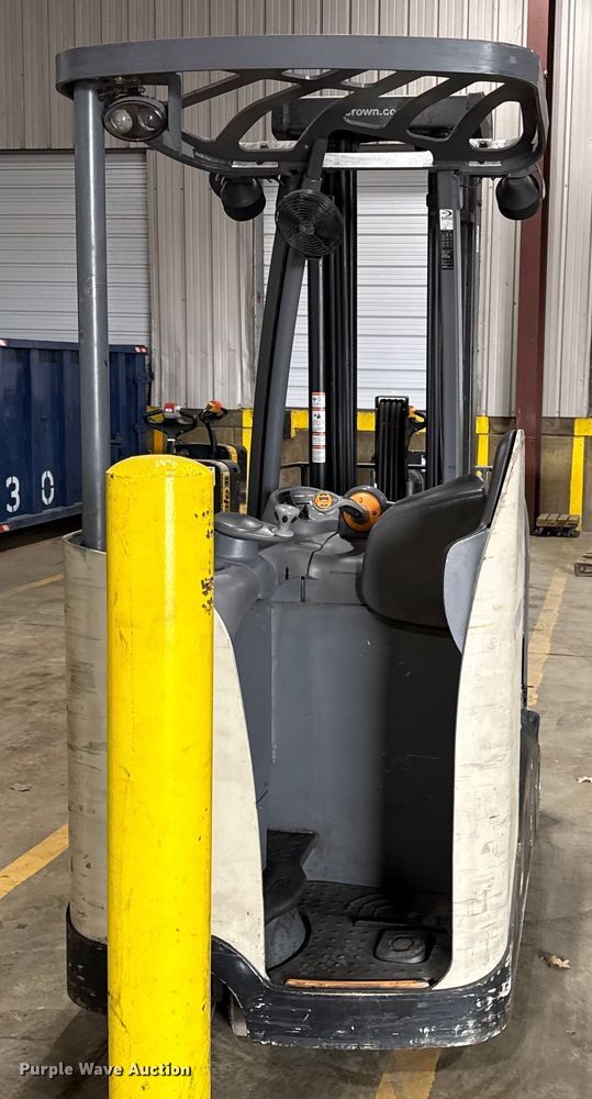 image for item DZ4335 Crown RC5545-40 forklift