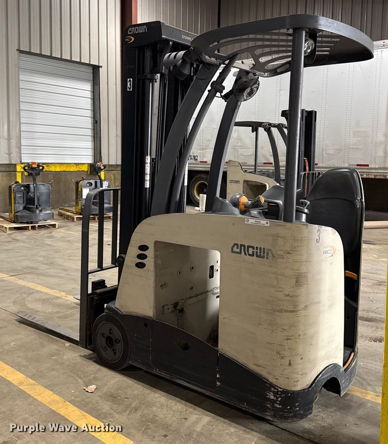 image for item DZ4335 Crown RC5545-40 forklift