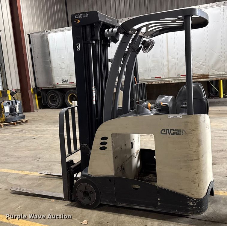 image for item DZ4335 Crown RC5545-40 forklift