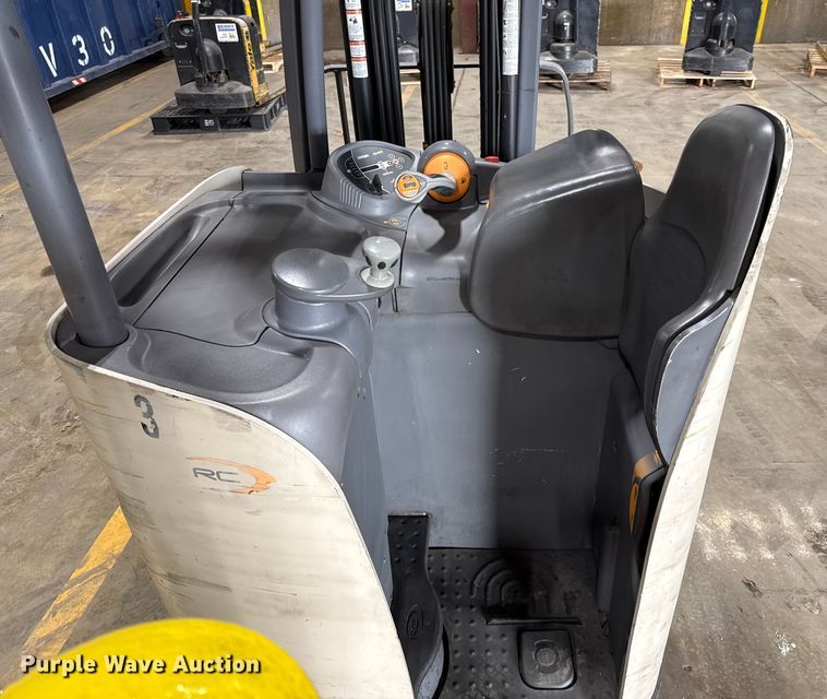 image for item DZ4335 Crown RC5545-40 forklift