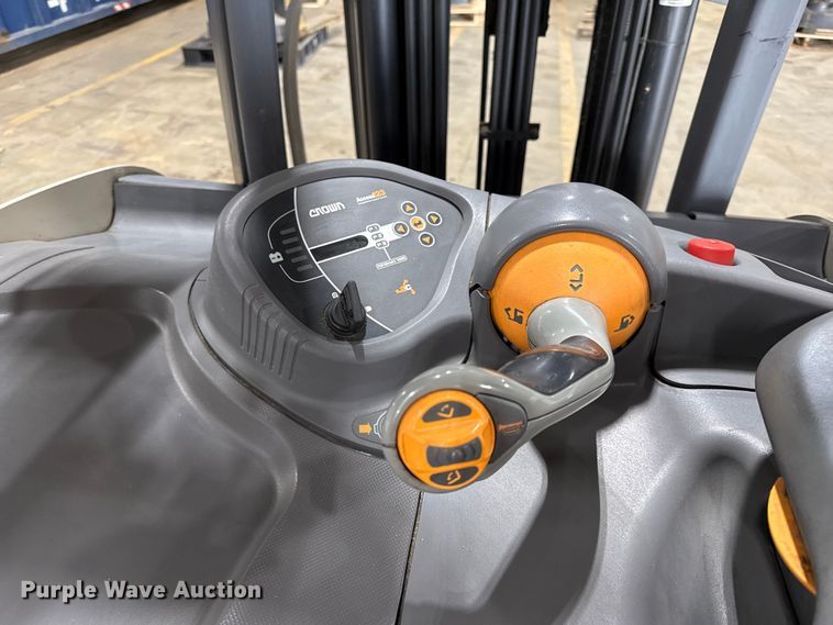 image for item DZ4335 Crown RC5545-40 forklift