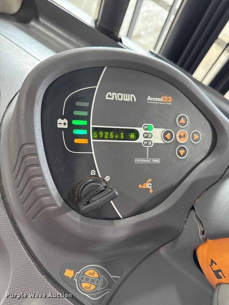 image for item DZ4335 Crown RC5545-40 forklift