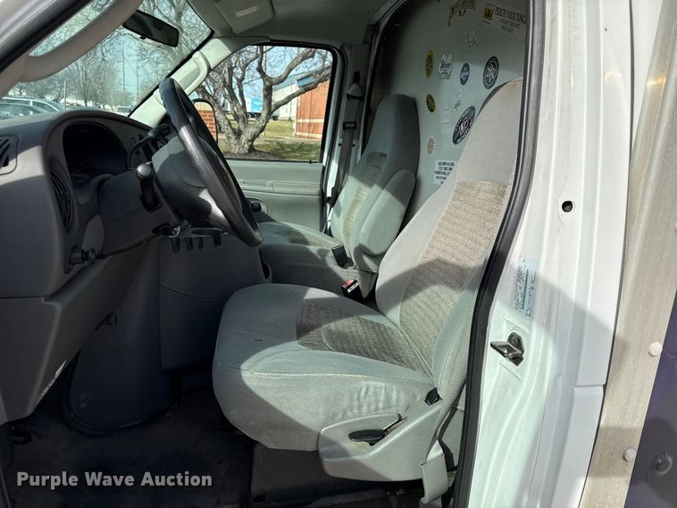 image for item DZ4337 2005 Ford E350 Super Duty box truck