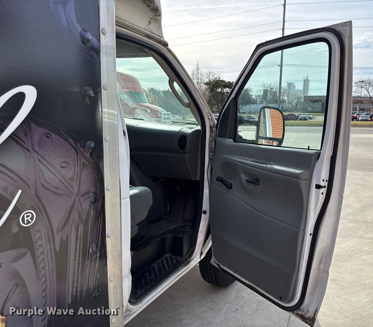 image for item DZ4337 2005 Ford E350 Super Duty box truck