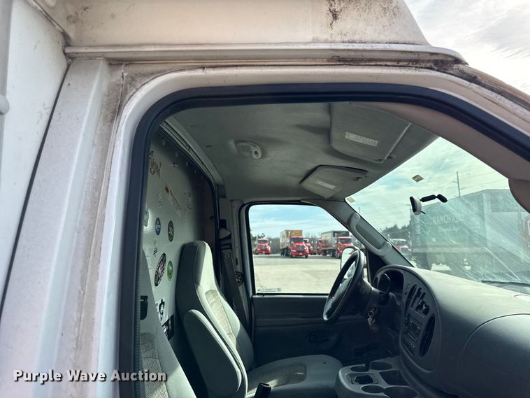 image for item DZ4337 2005 Ford E350 Super Duty box truck