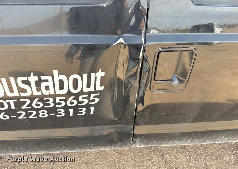 image for item DZ4990 2012 Ford F350 Super Duty Crew Cab flatbed pickup truck