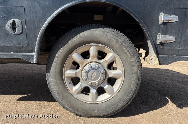 image for item DZ4990 2012 Ford F350 Super Duty Crew Cab flatbed pickup truck