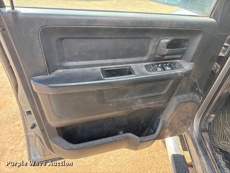 image for item DZ4991 2013 RAM 3500 Crew Cab flatbed pickup truck