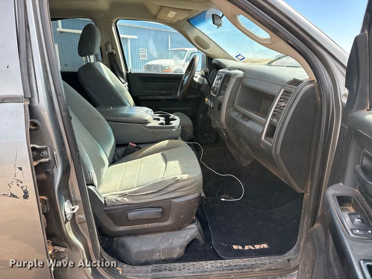 image for item DZ4991 2013 RAM 3500 Crew Cab flatbed pickup truck