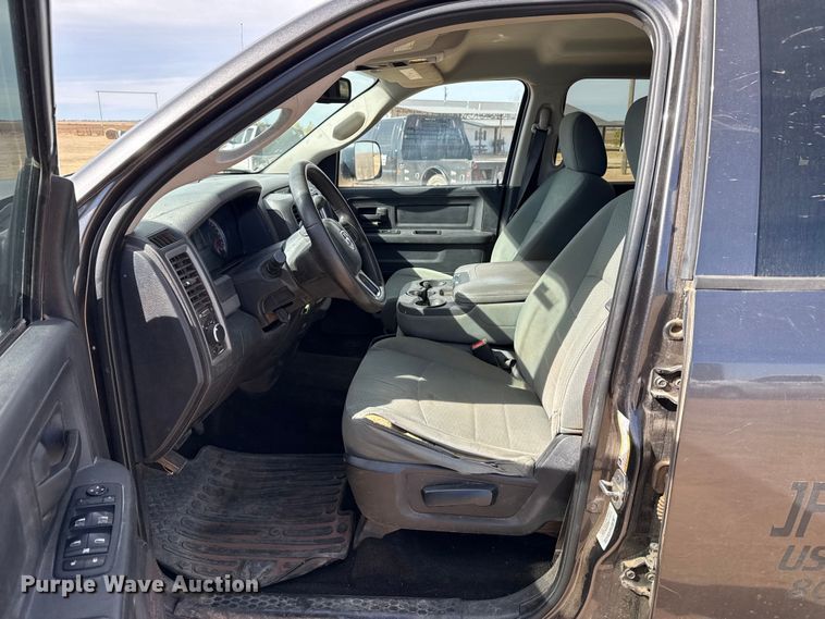 image for item DZ4992 2016 RAM 3500 Crew Cab flatbed pickup truck