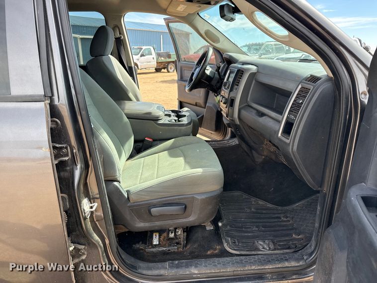 image for item DZ4992 2016 RAM 3500 Crew Cab flatbed pickup truck