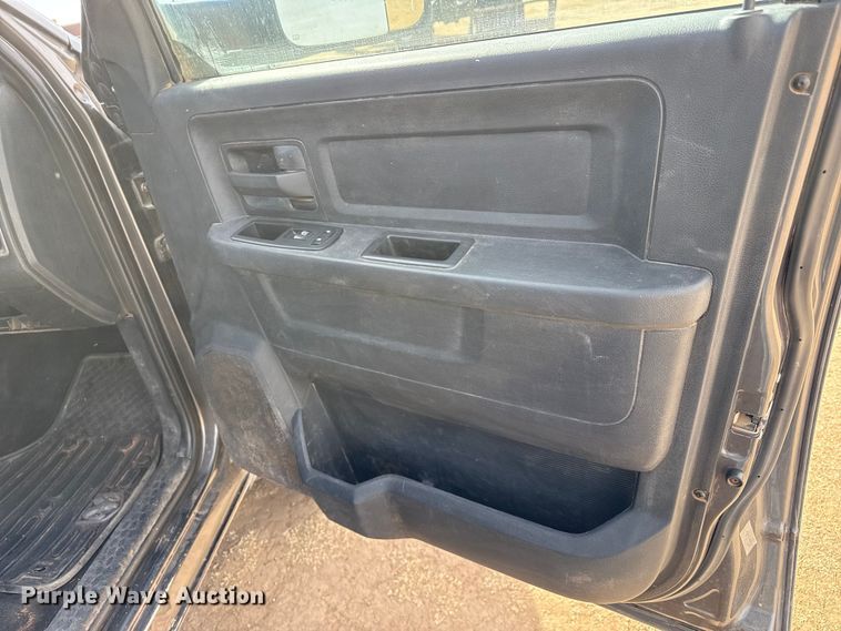 image for item DZ4992 2016 RAM 3500 Crew Cab flatbed pickup truck