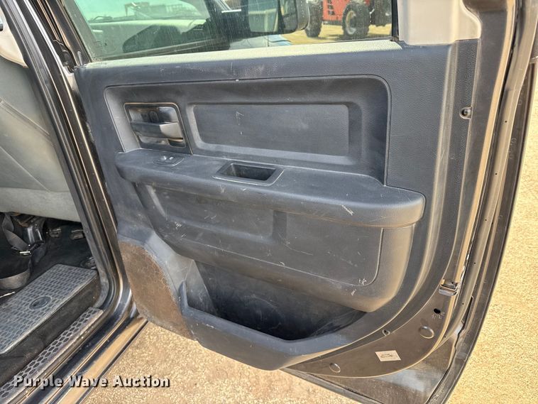 image for item DZ4992 2016 RAM 3500 Crew Cab flatbed pickup truck