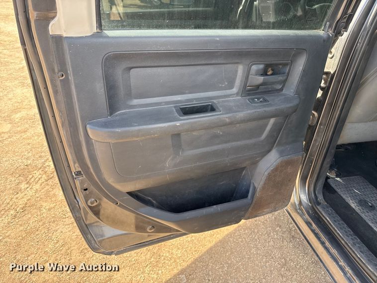 image for item DZ4992 2016 RAM 3500 Crew Cab flatbed pickup truck