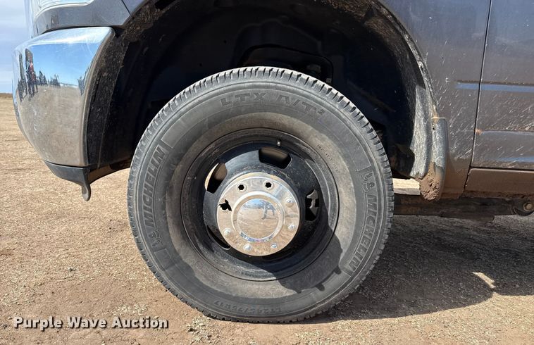 image for item DZ4992 2016 RAM 3500 Crew Cab flatbed pickup truck