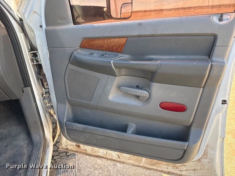 image for item DZ4993 2006 Dodge Ram 3500 Crew Cab flatbed pickup truck