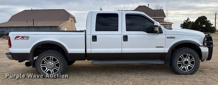image for item DZ4995 2005 Ford F250 Super Duty Crew Cab pickup truck