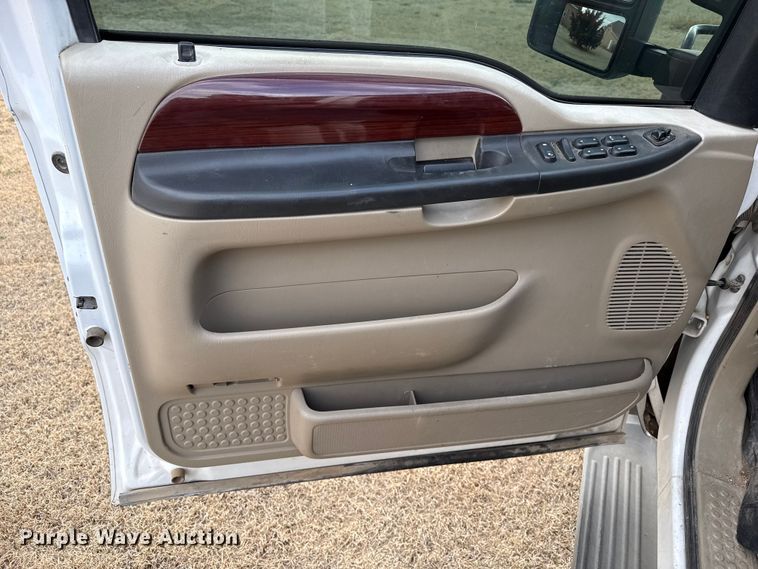 image for item DZ4995 2005 Ford F250 Super Duty Crew Cab pickup truck