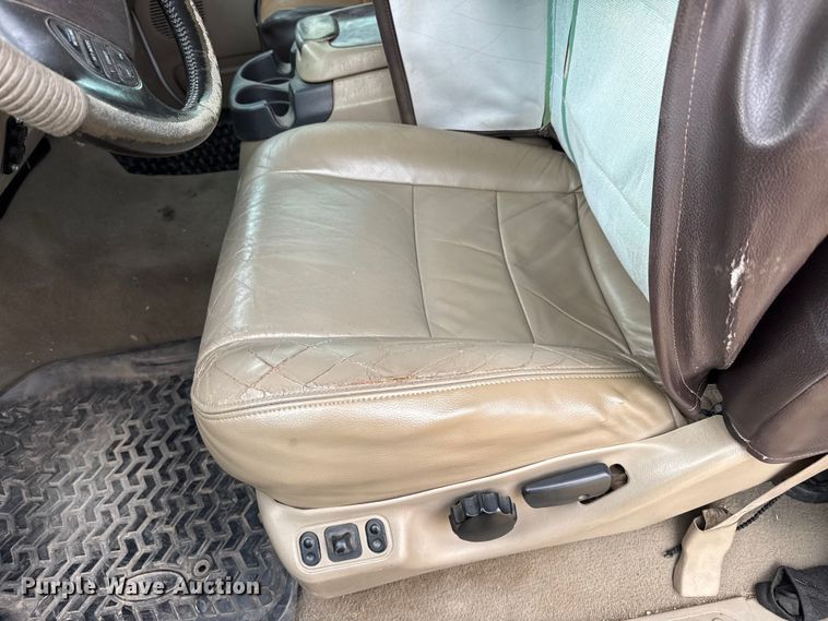 image for item DZ4995 2005 Ford F250 Super Duty Crew Cab pickup truck