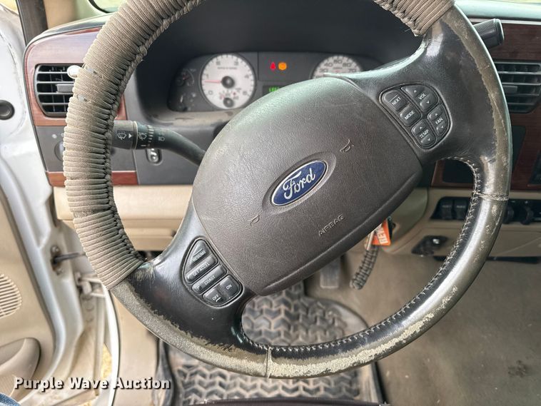 image for item DZ4995 2005 Ford F250 Super Duty Crew Cab pickup truck