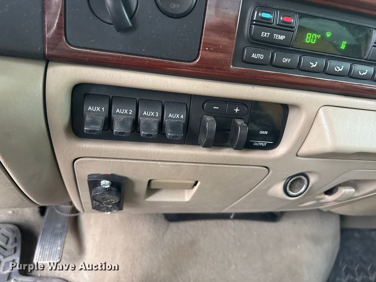 image for item DZ4995 2005 Ford F250 Super Duty Crew Cab pickup truck