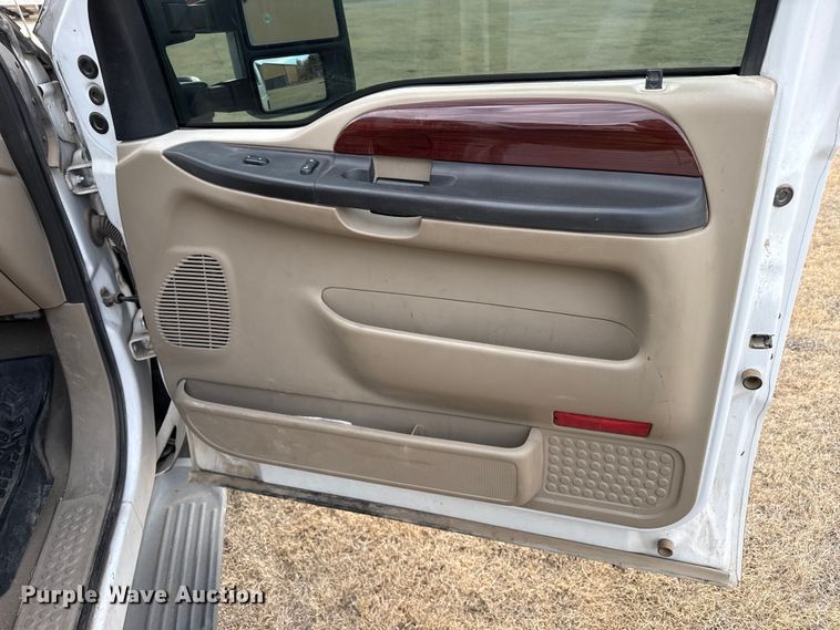 image for item DZ4995 2005 Ford F250 Super Duty Crew Cab pickup truck