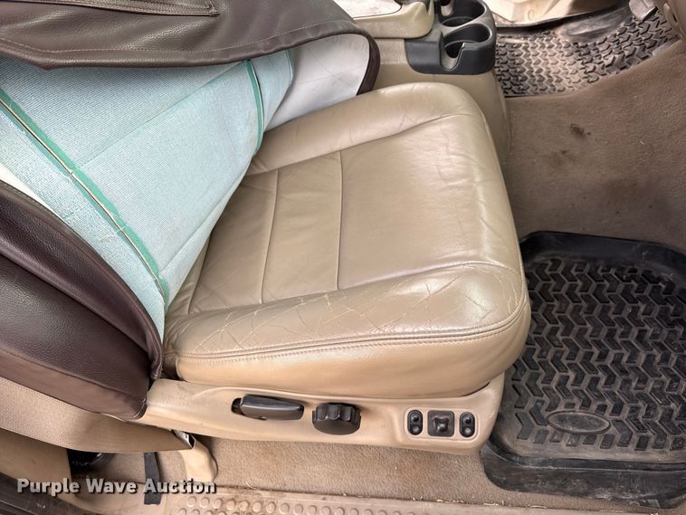 image for item DZ4995 2005 Ford F250 Super Duty Crew Cab pickup truck