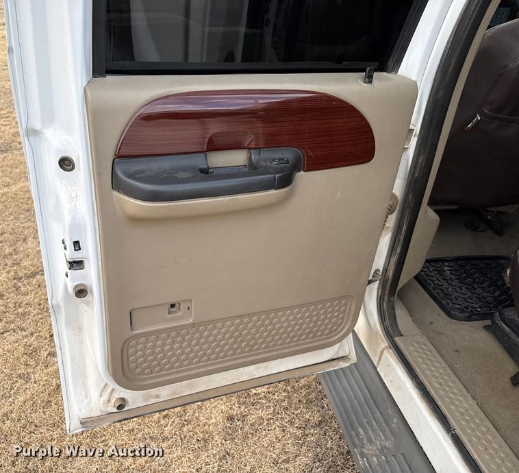 image for item DZ4995 2005 Ford F250 Super Duty Crew Cab pickup truck