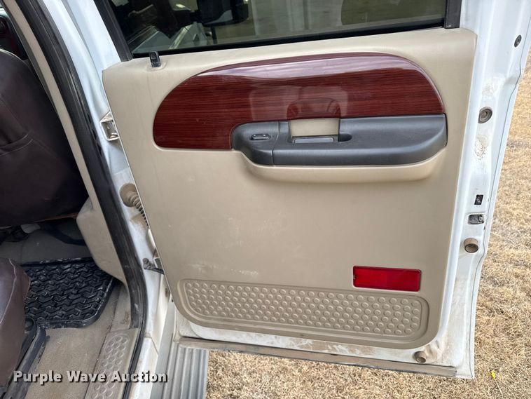 image for item DZ4995 2005 Ford F250 Super Duty Crew Cab pickup truck