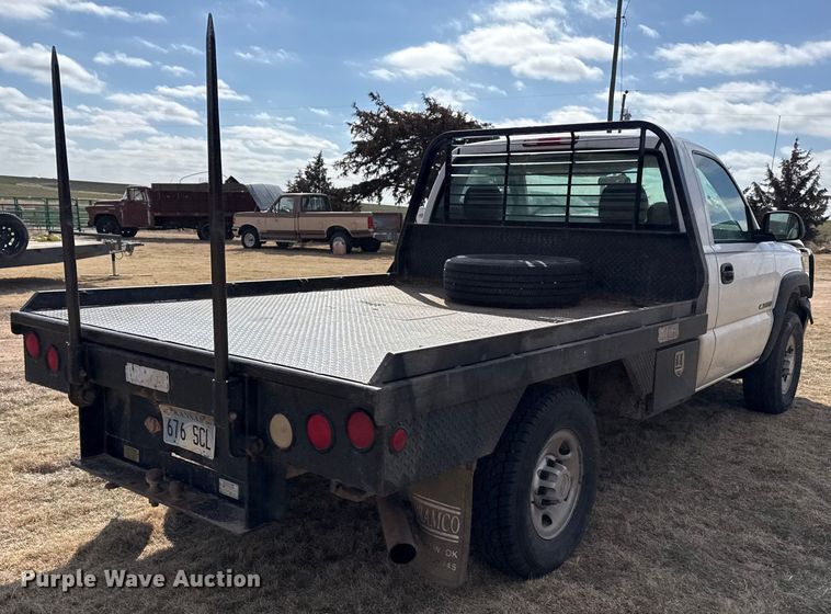 image for item DZ4999 2006 Chevrolet 2500HD bale bed pickup truck