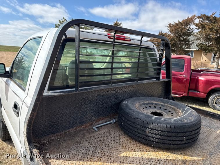 image for item DZ4999 2006 Chevrolet 2500HD bale bed pickup truck